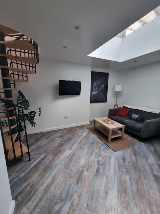 Apartment Brand New Ground Floor Centre *